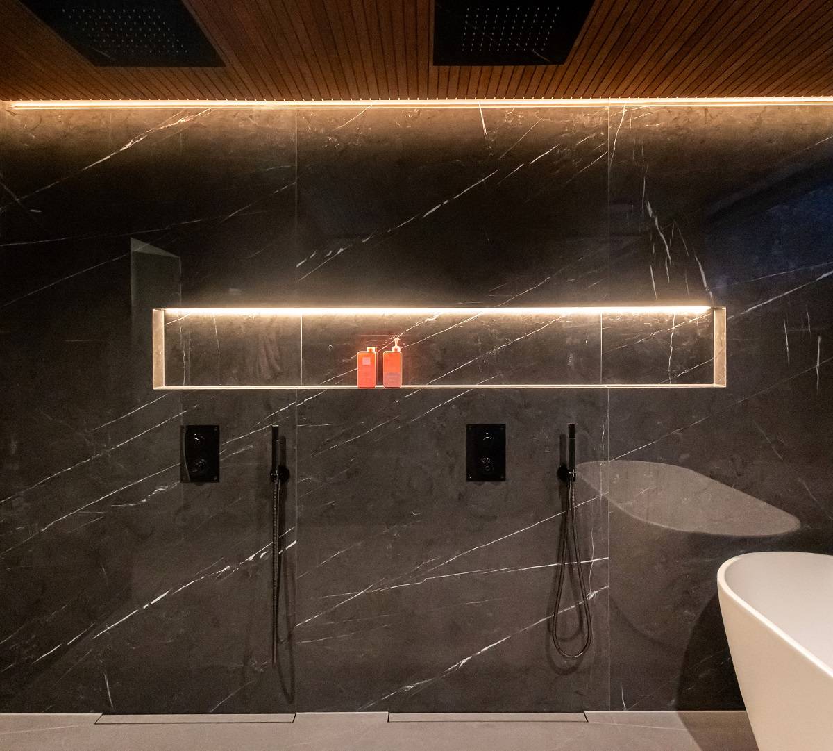 L'étagère à shampoing éclairée, dotée d'une bande LED encastrée en profilé d'aluminium sur la surface supérieure de l'étagère, attire tous les regards dans la salle de bains